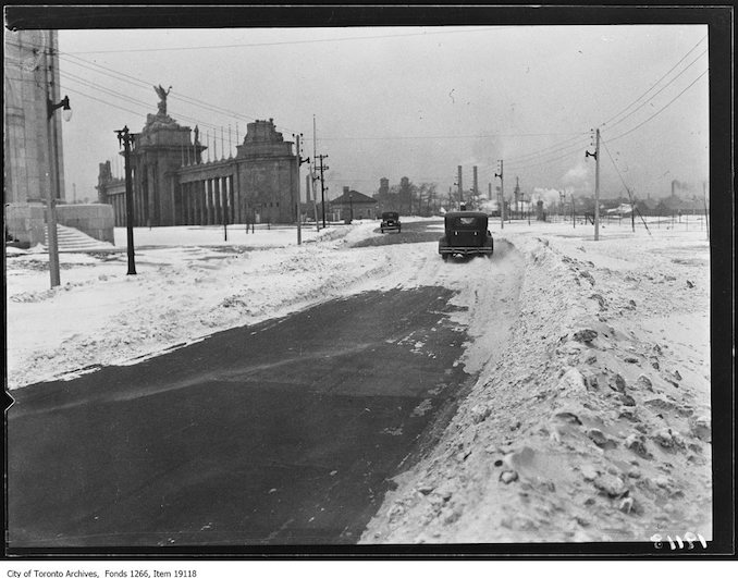 Snow drifts on road at Princes' Gates, 2 cars. - January 24, 1930