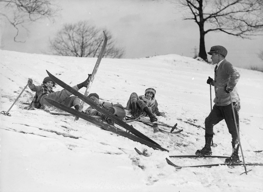 Humber Golf, skiing, spill, close. - January 10, 1926