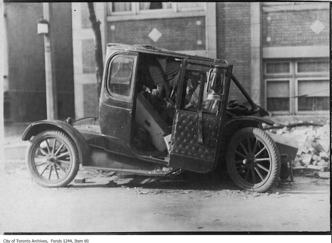 Damaged automobile, Ontario Street 1909