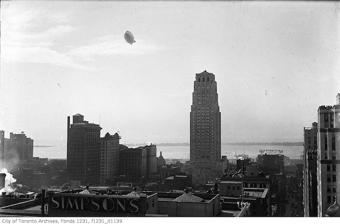 Dirigible R-100 visits Toronto 1930