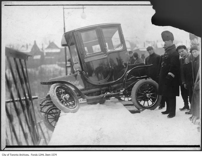 Electric car accident at Glen Road Bridge. - [1912?]