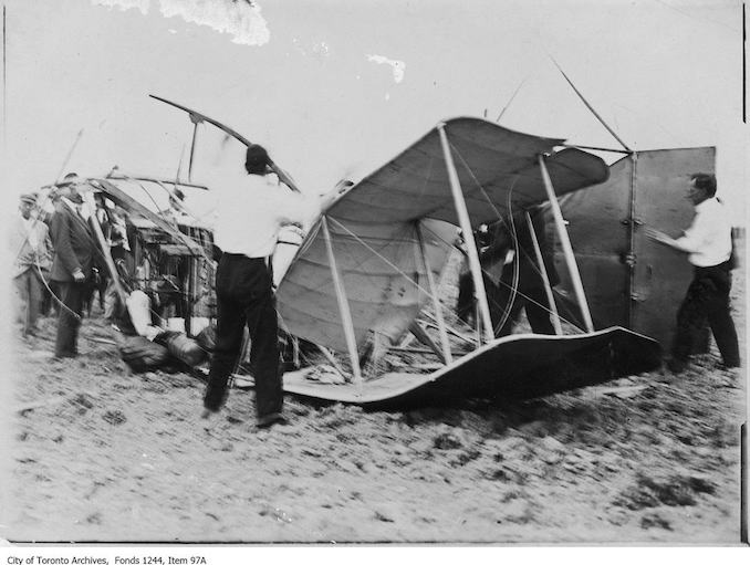 First airplane crash at Weston. - 1911