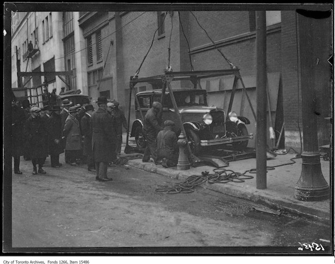 Motor Show, preparing first car for hoisting, Simpson Bldg. - January 4, 1929