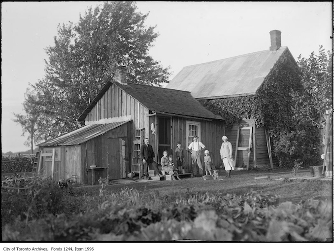 House and family, Queensville. - 1922