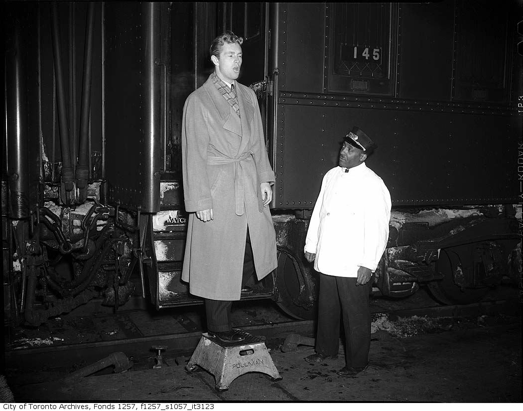 Movie star Sterling Hayden disembarking from train on his visit to Toronto - 1942