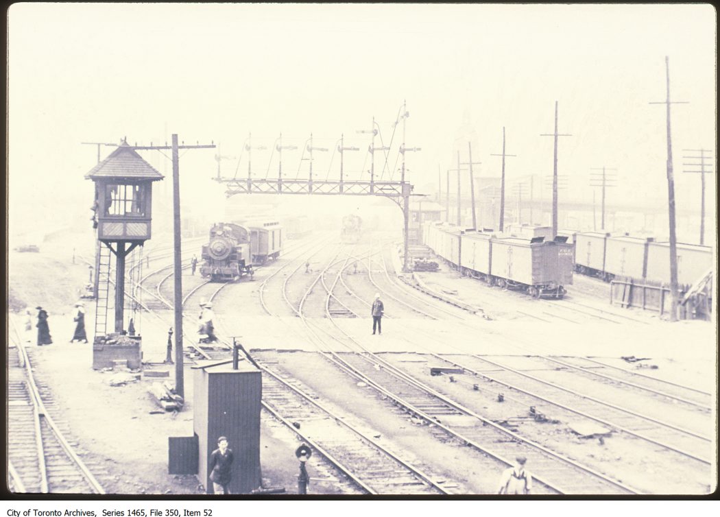 Railway level crossing - 1900