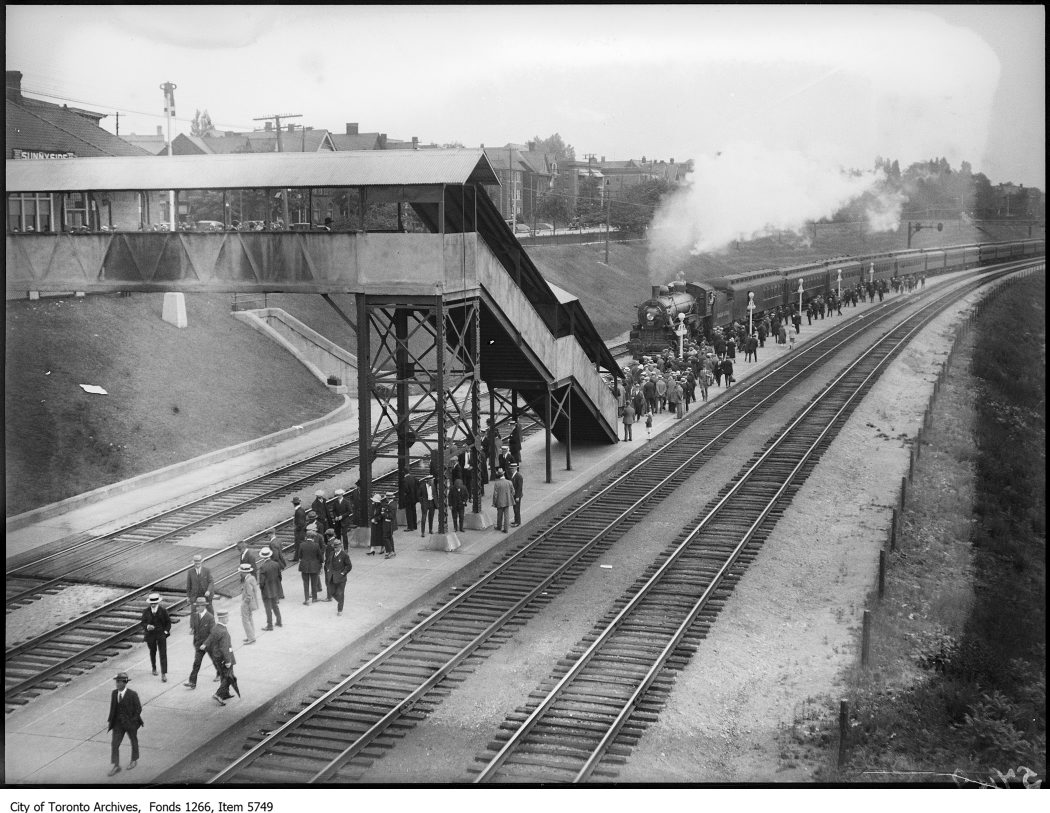 Sunnyside Station, crowd & train. - July 1, 1925