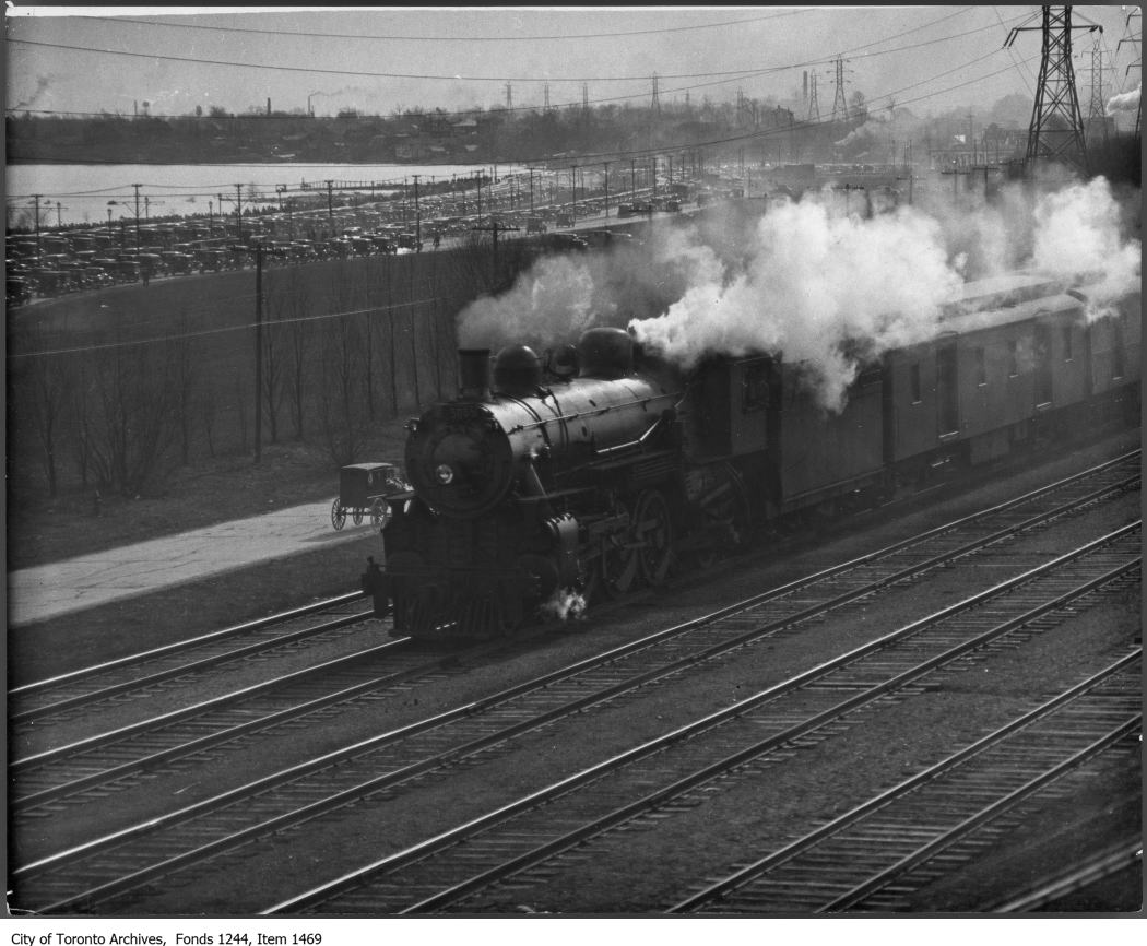 Train on Sunnyside raised track - 1930