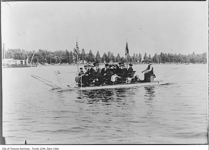 1907? - Group in a swan boat