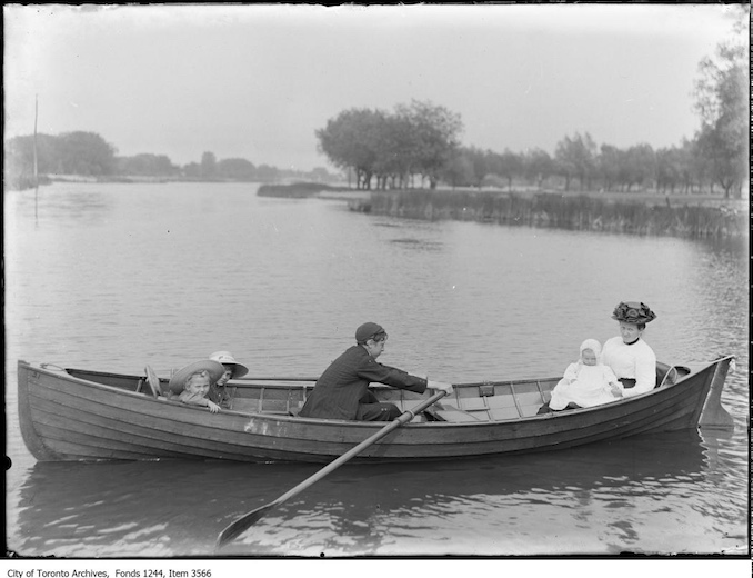 1910 - Norm, Frank, Joe, Winnie, and Clara James boating, Toronto Island