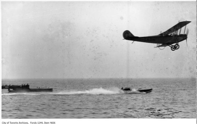 1919 - Plane and motorboat race in Lake Ontario