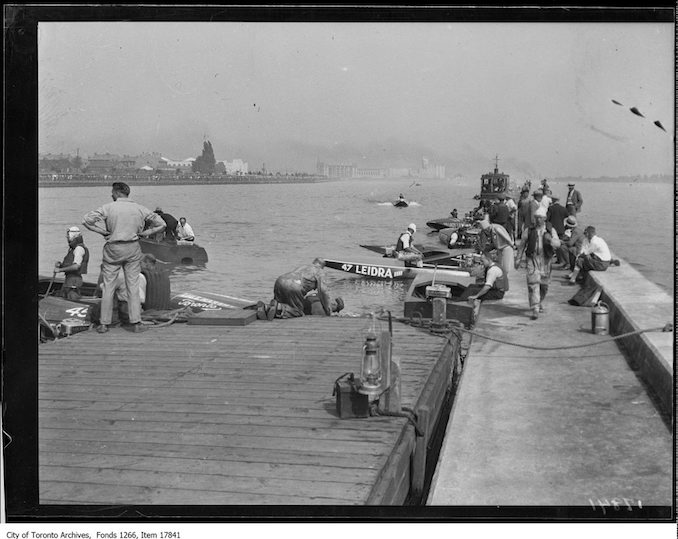 1929 - CNE, sea fleas, lining up, seawall