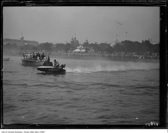 1929 - CNE, sea fleas, single boat, launch background