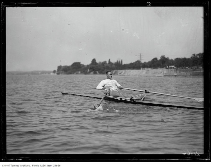 1930 - Bobby Pearce, Australian sculler, in shell, action