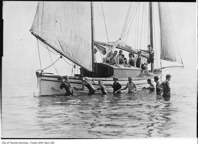 1907 - Sailboat surrounded by bathers