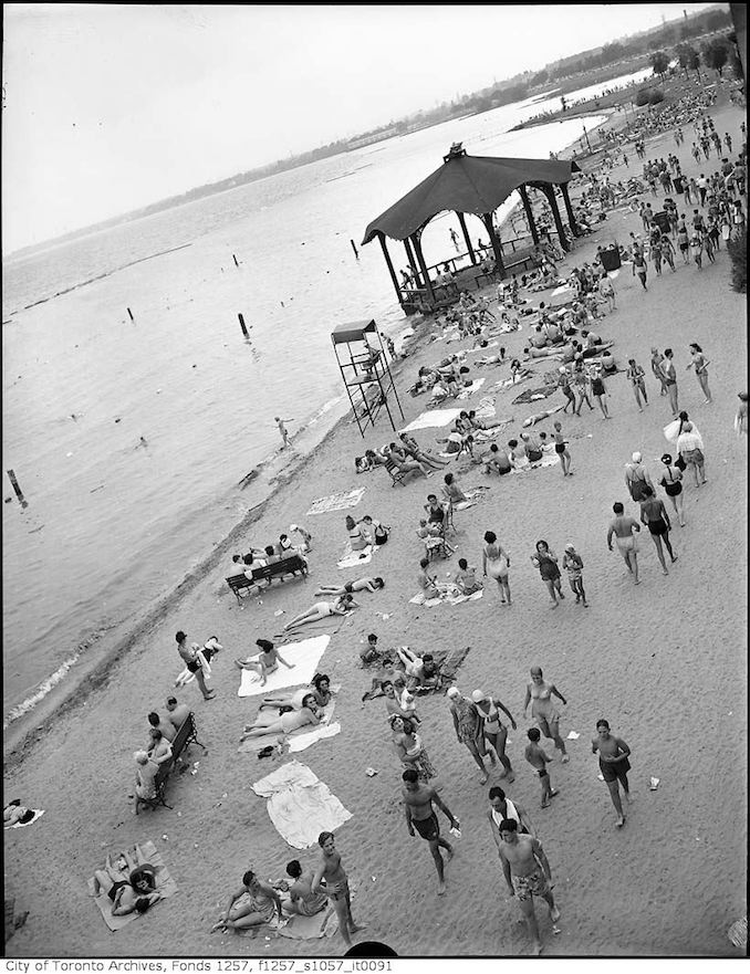 194? - A crowd at Sunnyside Beach