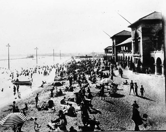 1945 - A crowd at Sunnyside Beach