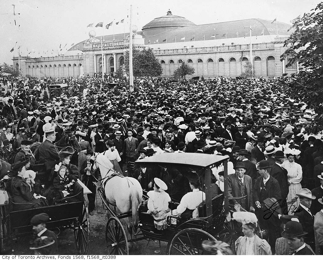 1908 - crowds in front of Manufacturers Building
