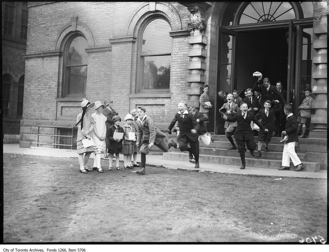1925 - Normal School, children leaving for holidays