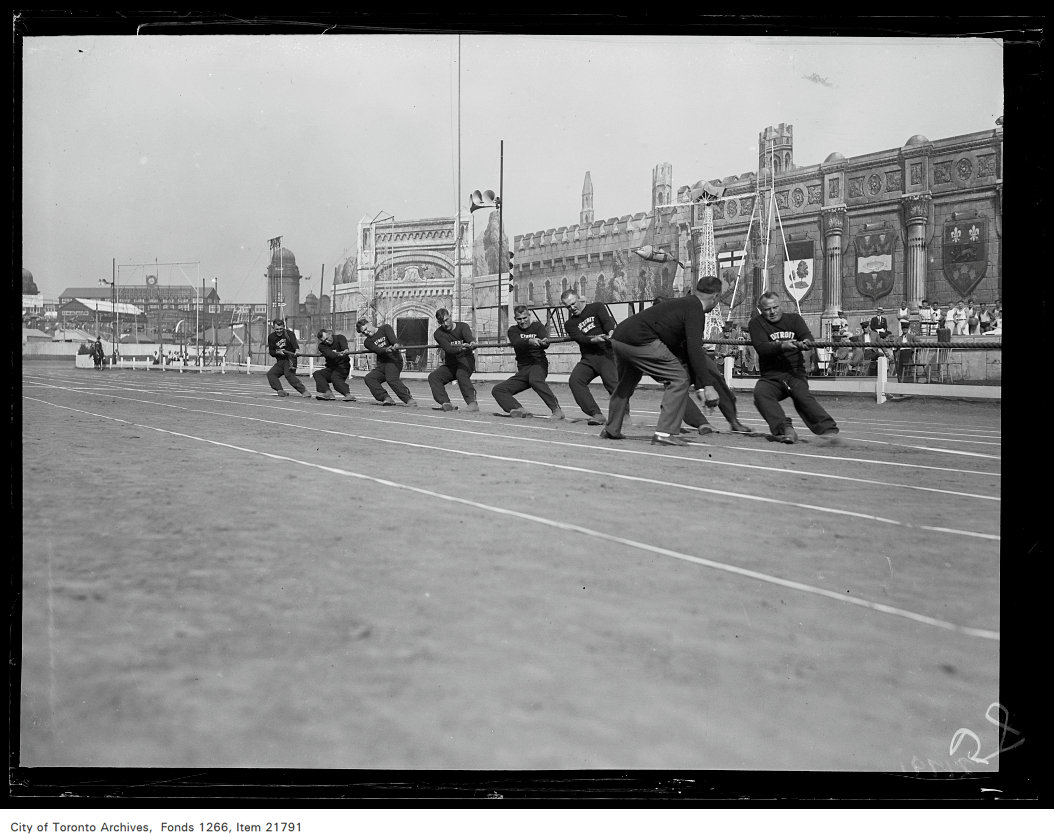 1930 - CNE, sports, tug-of-war, Detroit Police