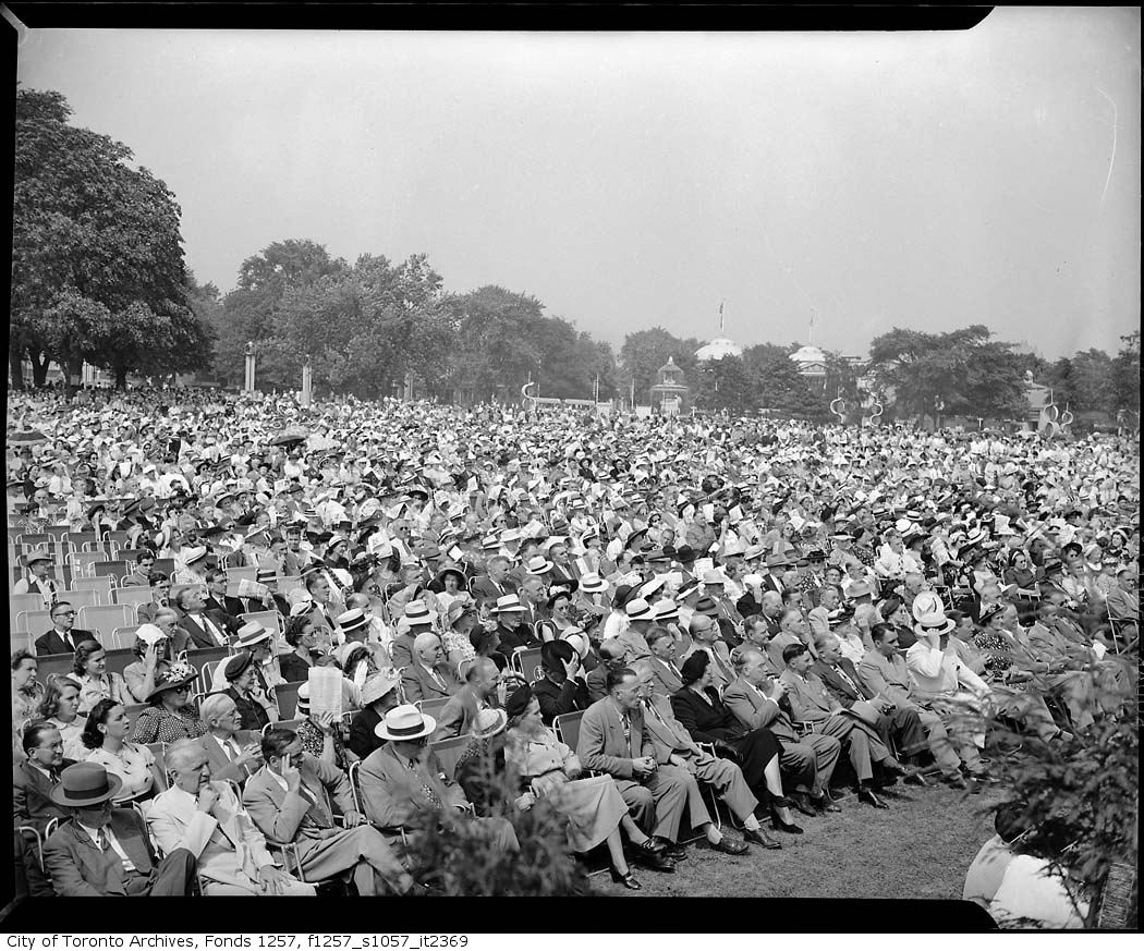 1946 - Crowds at Bandshell at official opening of CNE by governor general