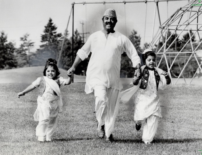 1981-haider-khan-with-his-daughters-seema-4-and-huma-7-celebrate-the-end-of-ramadan-in-earl-bales-park-north-york-yesterday-khan-and-his-daughters-are-dressed-in-ceremonial-costume