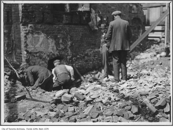 1907 - Ruins of fire of 1904, Front Street East