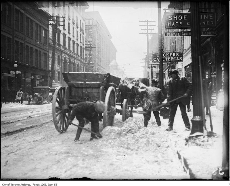 1922 - Dec - Snow shovellers, Queen St