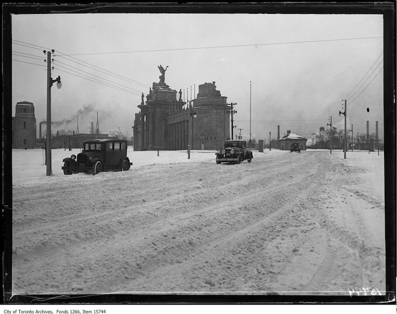 1929 - Boulevard Drive, snow in road at Princes' Gates, general