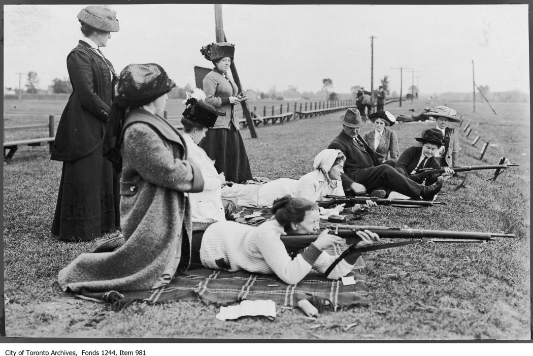 1915 - Women learn to shoot, Long Branch camp