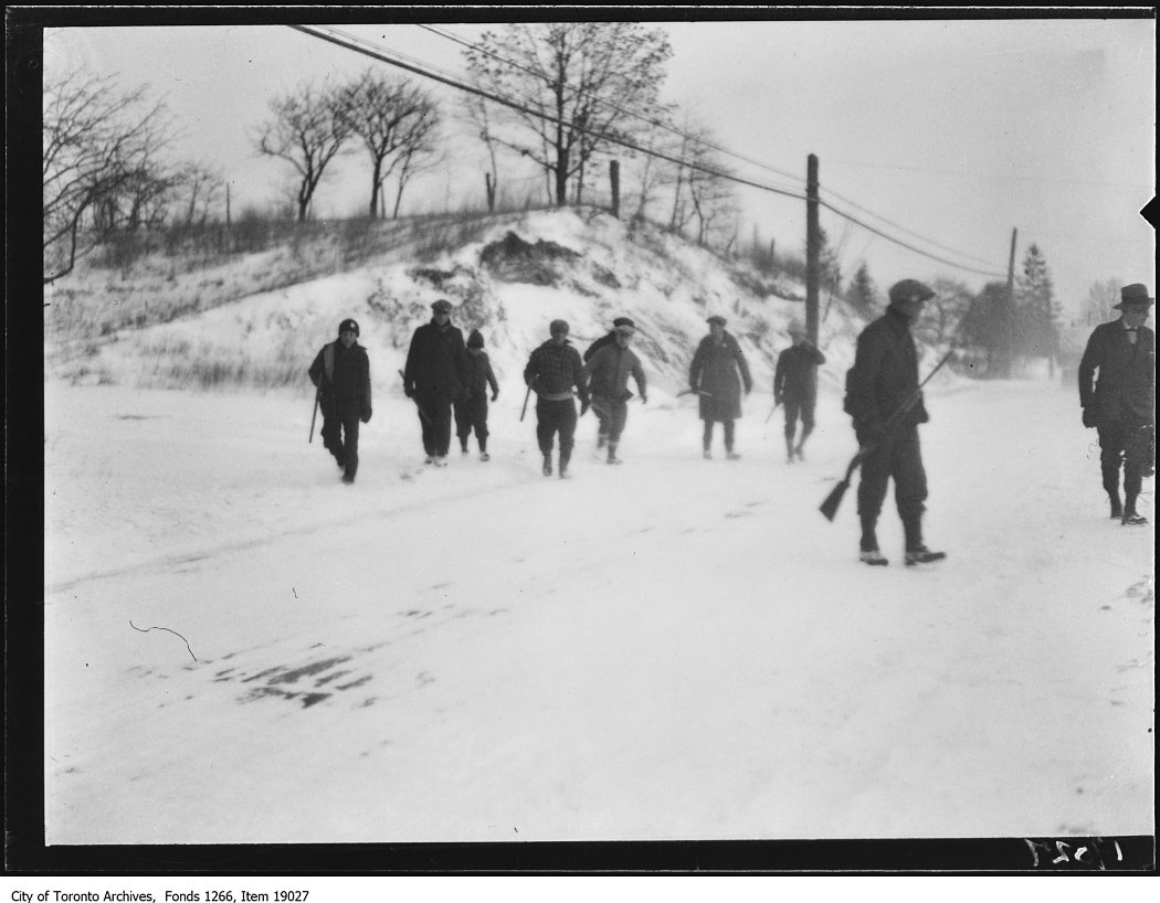 1930 - Clarkson rabbit hunt, hunters leaving