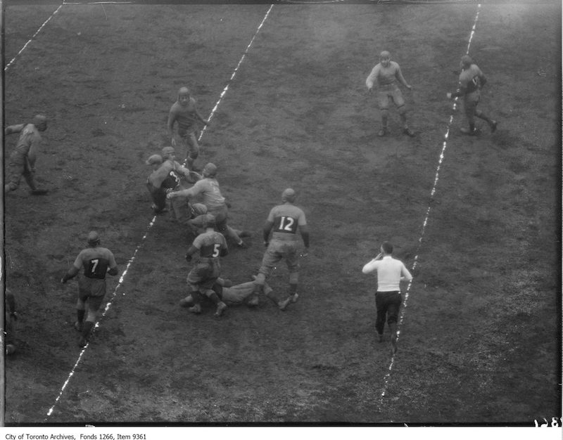 1926 - Kingston, Queen's-Varsity Rugby, Batstone, line plunge