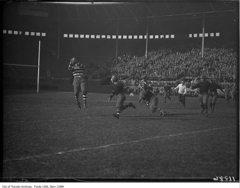 1927 - Argo-Ottawa rugby, pass