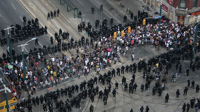 Toronto police "kettling" civilians