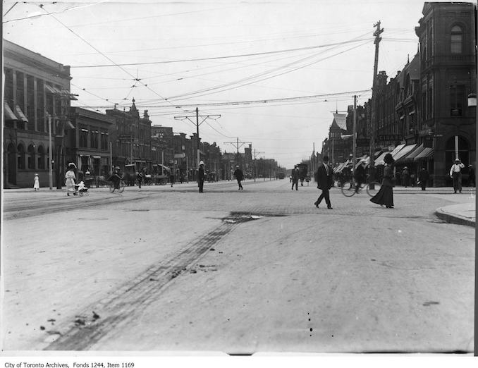 1912 - Spadina Avenue at College Street, looking south