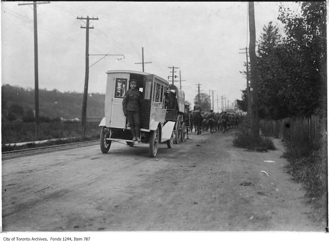 Paramedics - 1914 - Ambulance at rear of trek party