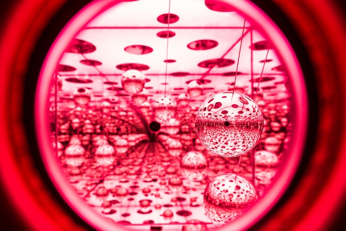 infinity mirror by Joel Levy Photo yayoi kusama