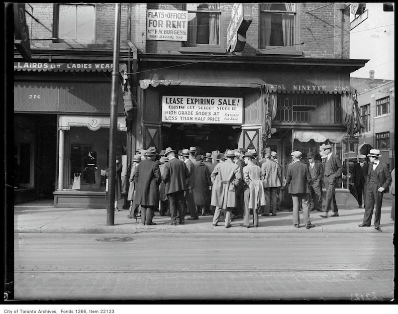 1930 - sept 30 - New York Shoe Company [sale], crowd outside 248 Yonge copy 2