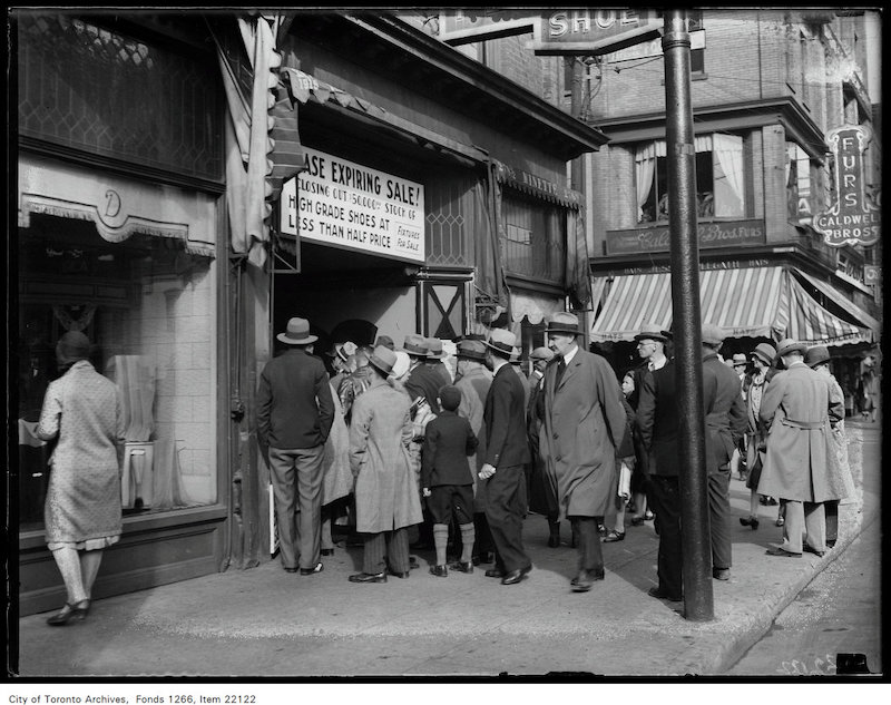 1930 - sept 30 - New York Shoe Company [sale], crowd outside 248 Yonge copy