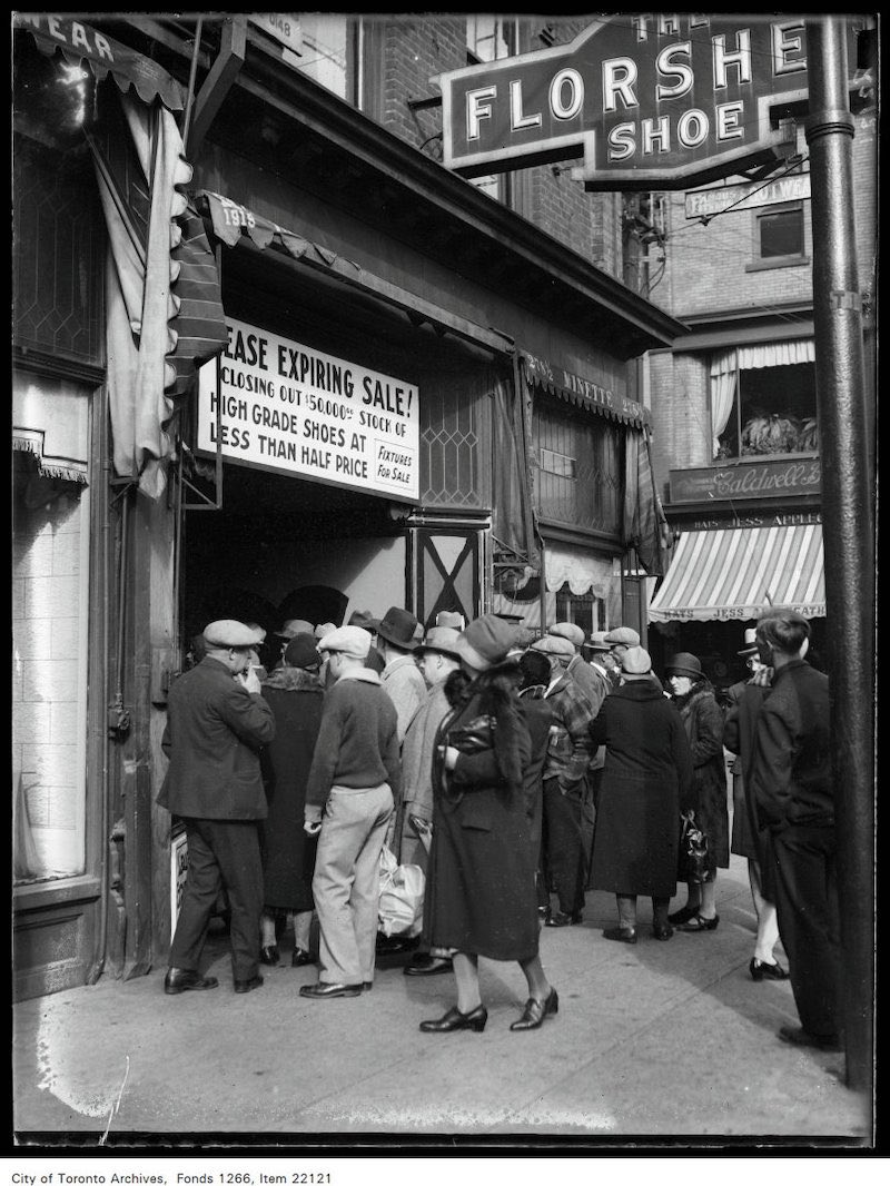 1930 - sept 30 - New York Shoe Company [sale], crowd outside 248 Yonge