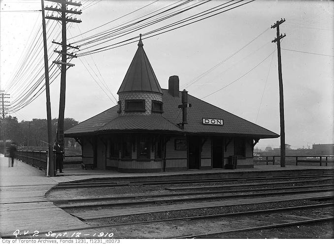 1910 - September 12 - Close-up of Don Station (C.N.R.) Queen Street - King Street intersection