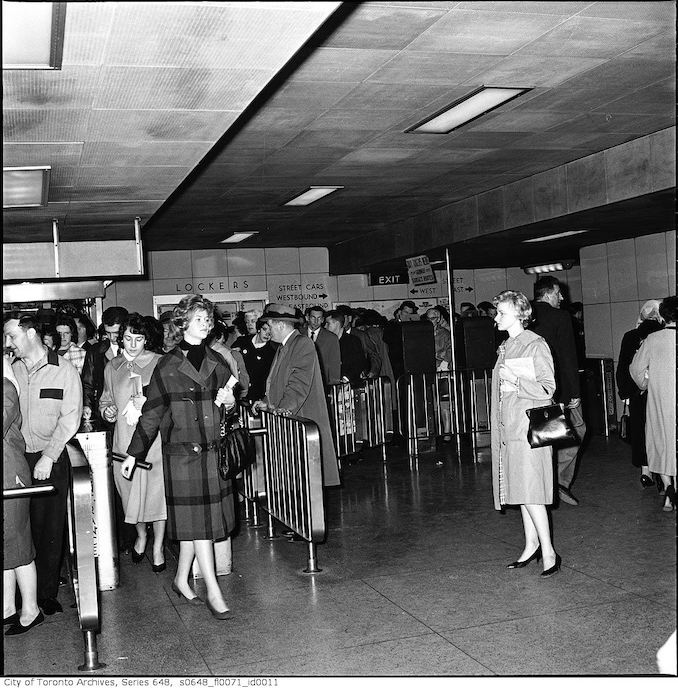 1960-Rush hour crowds in subway turnstiles : Queen and King stations