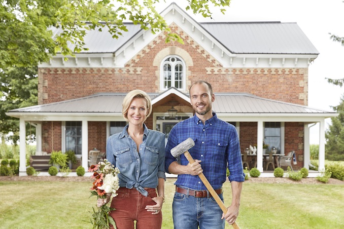 This picture is still so SURREAL to me!!! I still cannot believe that my brother Billy and I are the hosts of our own brand new show - Farmhouse Facelift on HGTV Canada! I’m beyond grateful for this opportunity 🥰