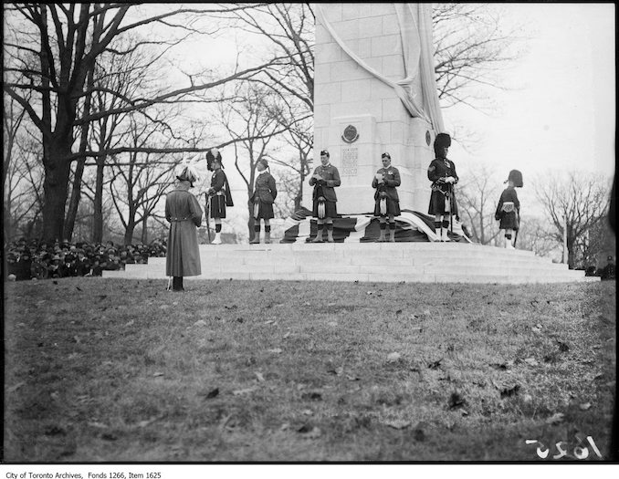 1923-Byng and chaplains at 48th Highlander Memorial