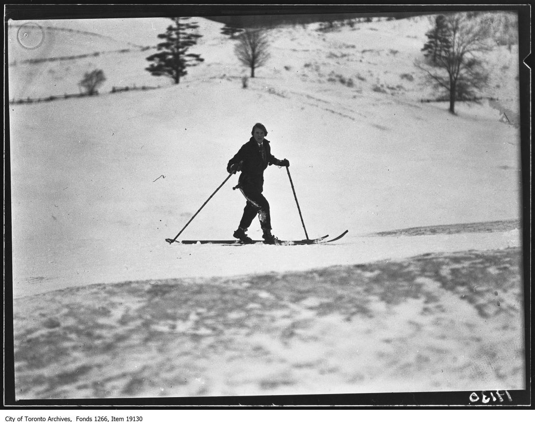 1930 - Toronto Ski Club, Mary Sitwell making turn