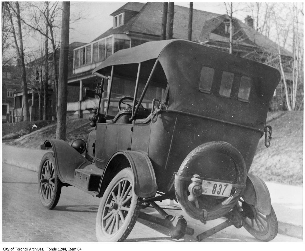 1920 - Ford touring car with broken axle