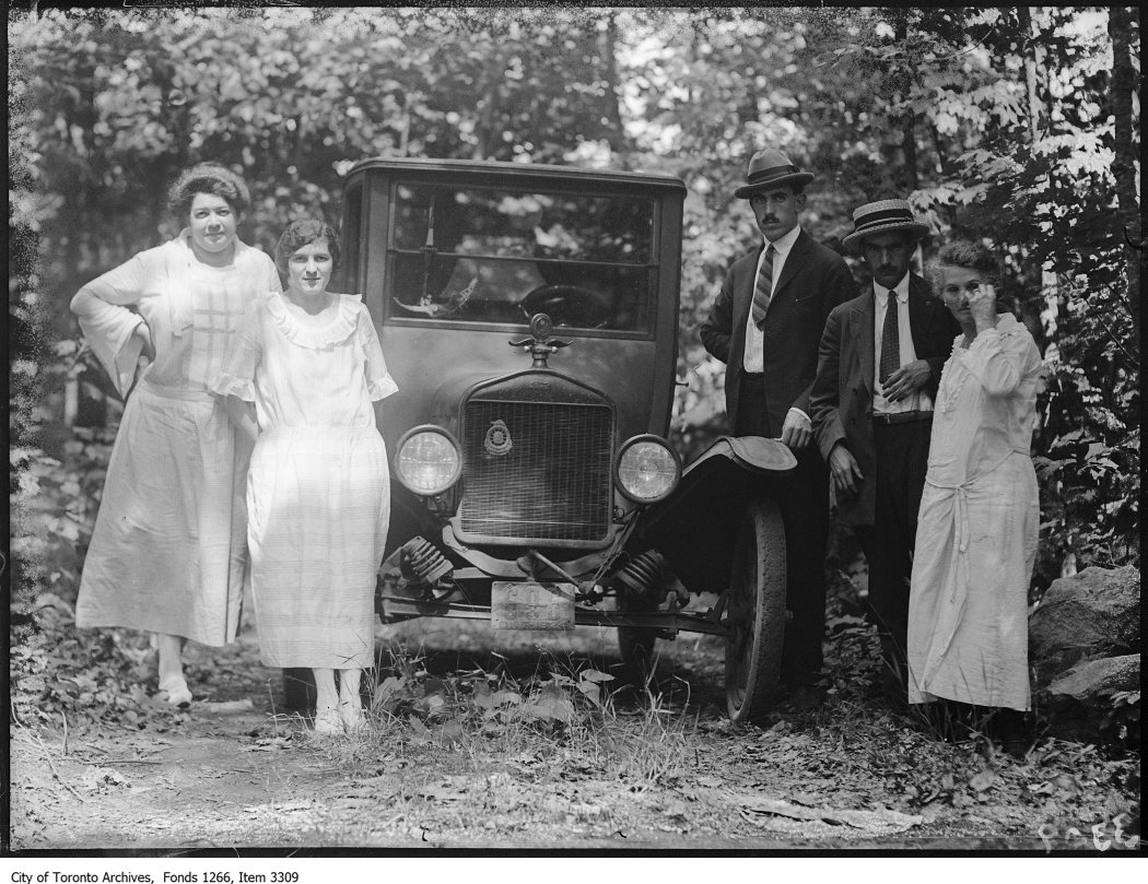 1924 - Bala, group around car