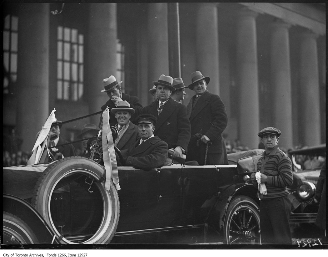 1928 - Varsity Grads return, team in car