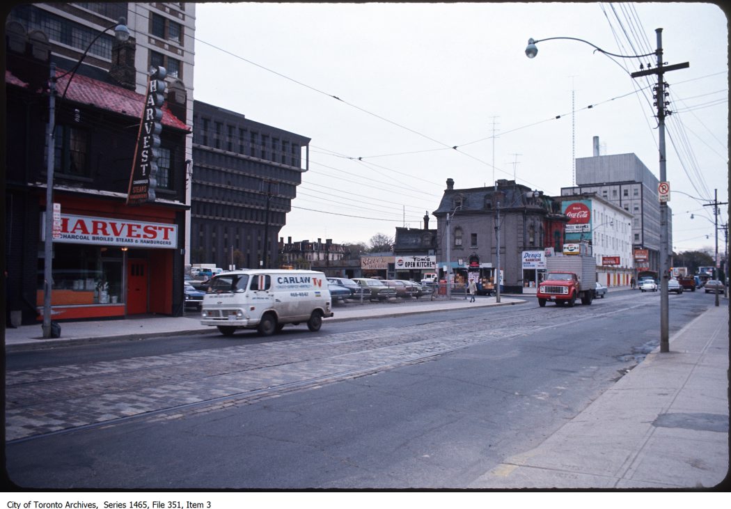 1972 - 1987 - Dundas Street, looking north-east to Mutual Street