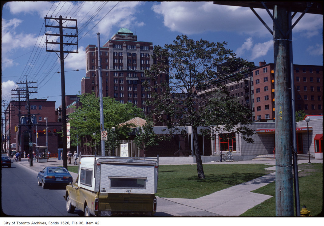 1981 - Toronto Western Hospital - view on Bathurst Street, near Dundas Street